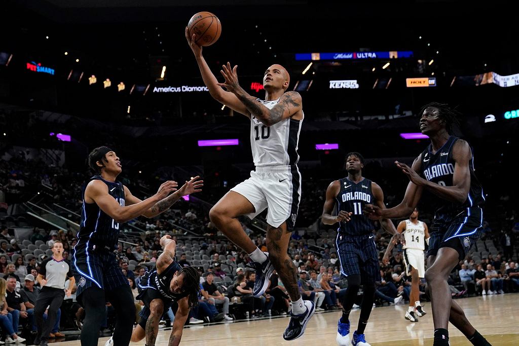 Jeremy Sochan (z nr 10) w przedsezonowym meczu San Antonio Spurs - Orlando Magic