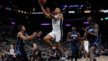 Jeremy Sochan (z nr 10) w przedsezonowym meczu San Antonio Spurs - Orlando Magic